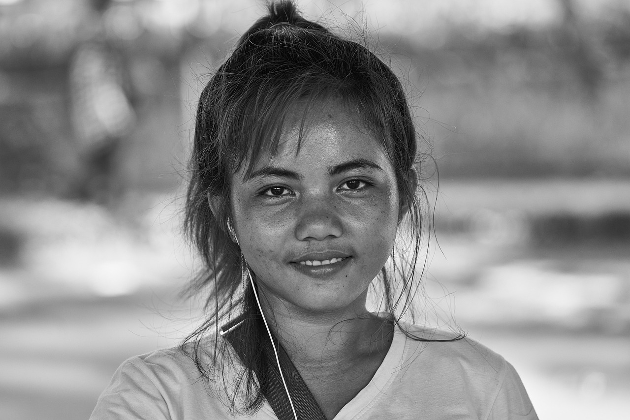 Staying Safe When Meeting Someone Who Asks for Money