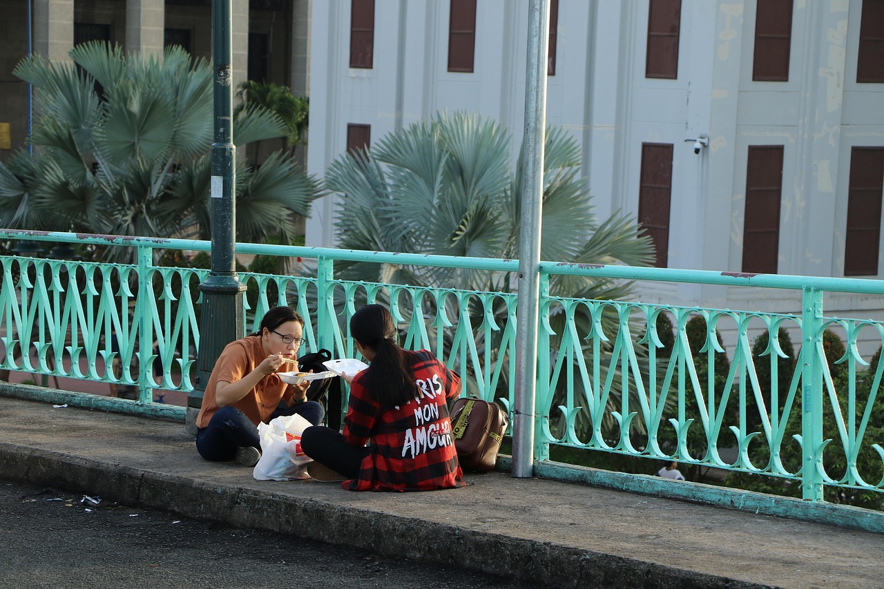 Tips for Better Chatting with Strangers Revealed by Experts